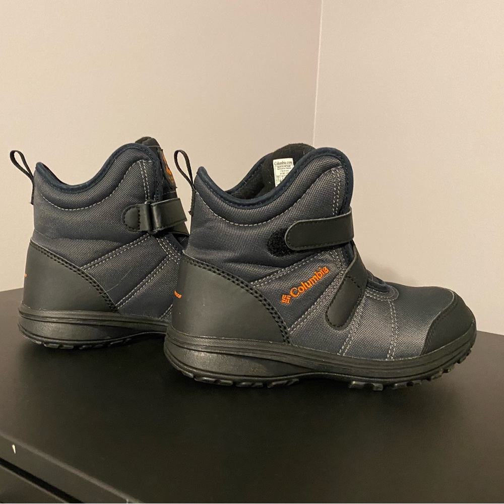 Boys Columbia snow boots size 6- almost new